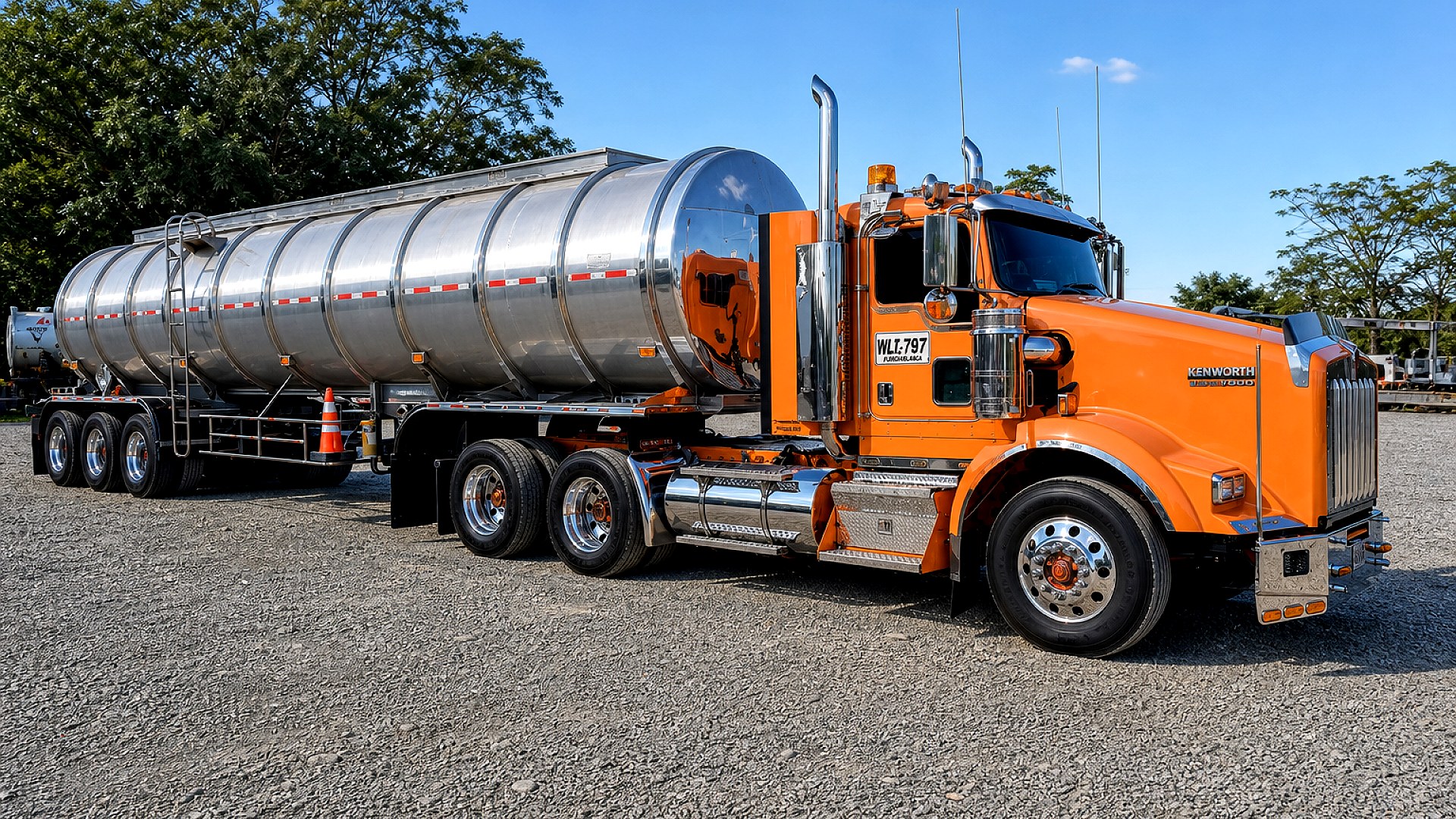 Kenworth naranja con carrotanque metálico — vista lateral