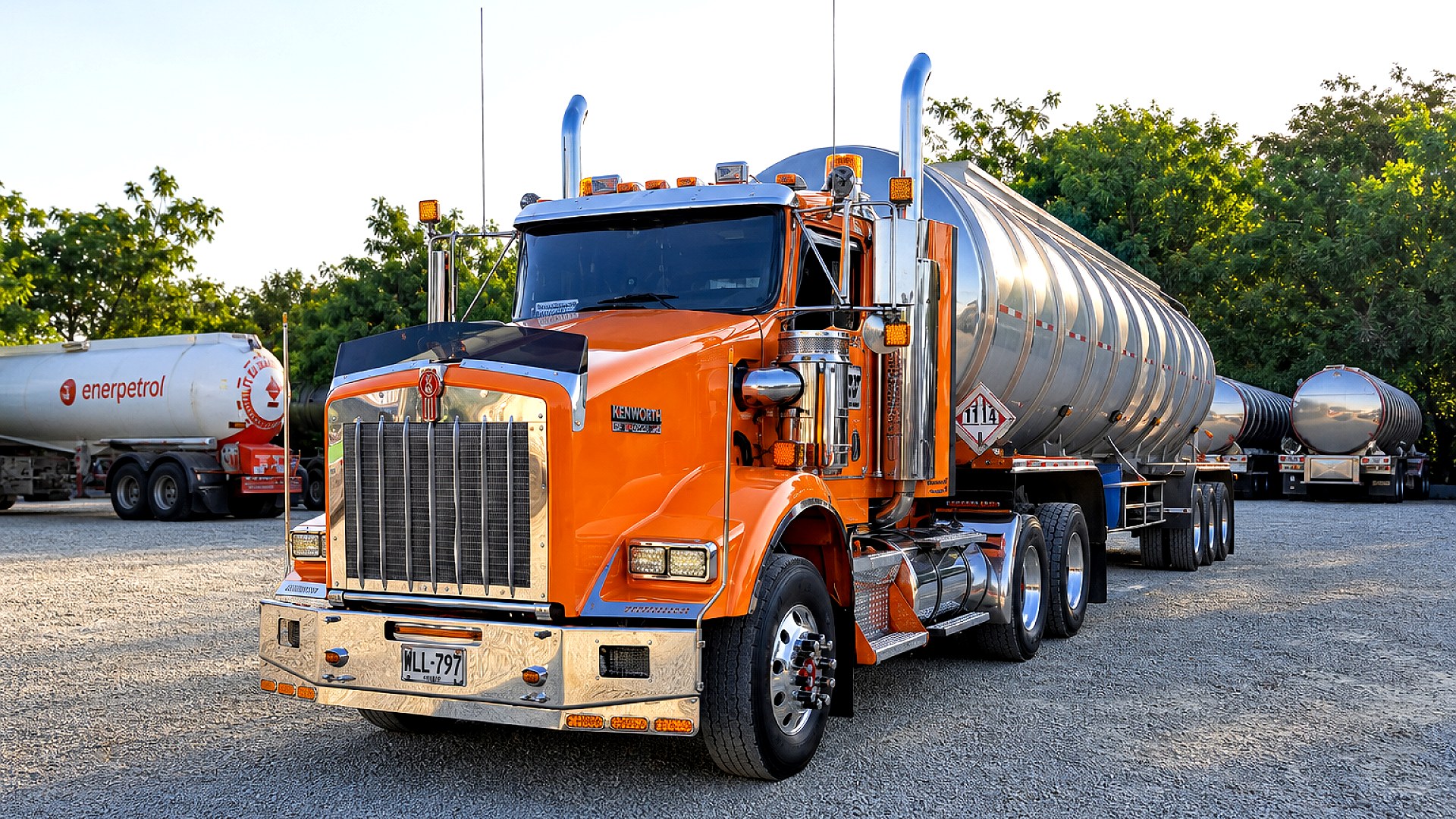 Kenworth naranja — operación logística