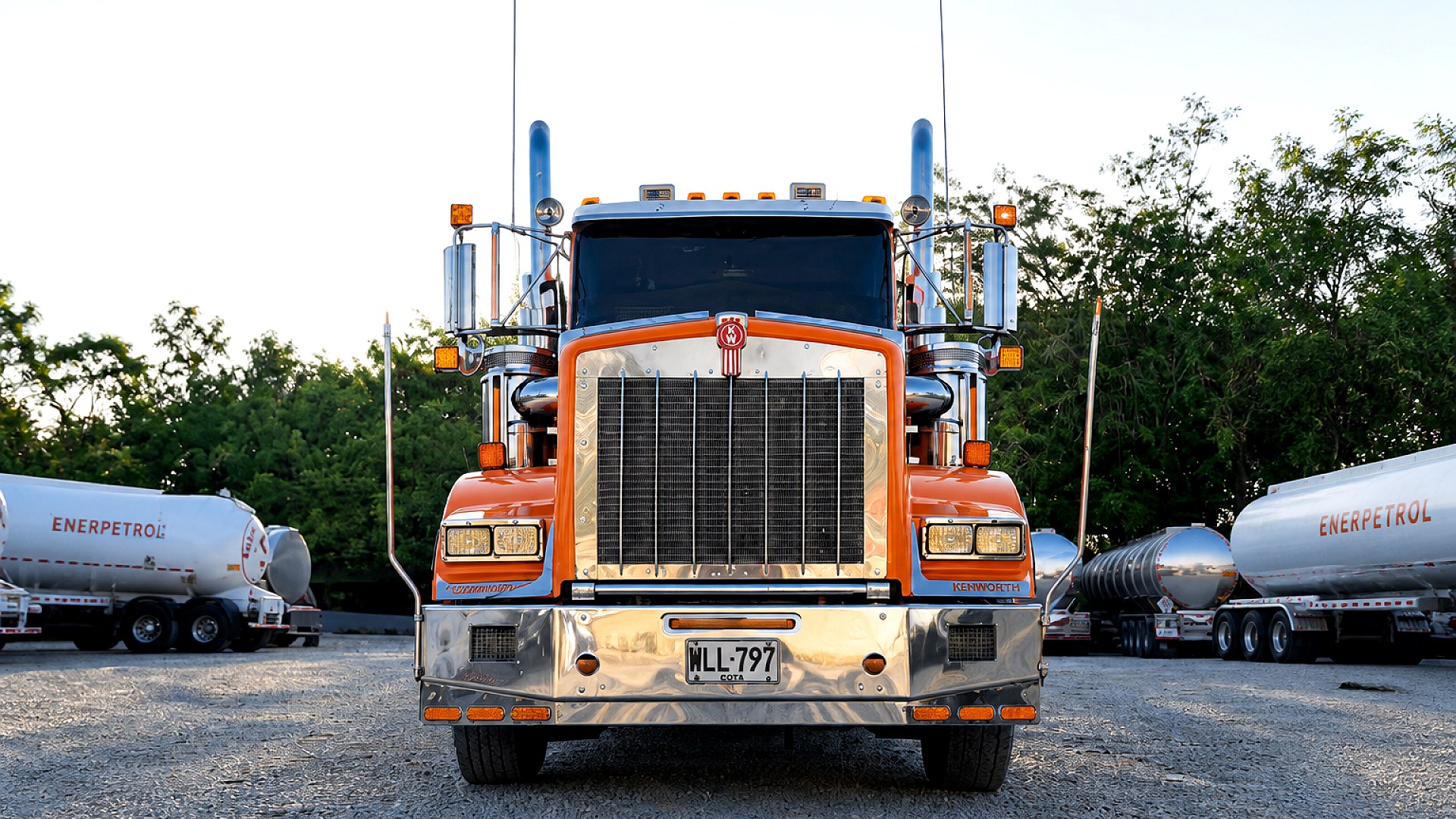 Kenworth en patio — experiencia y capacidad