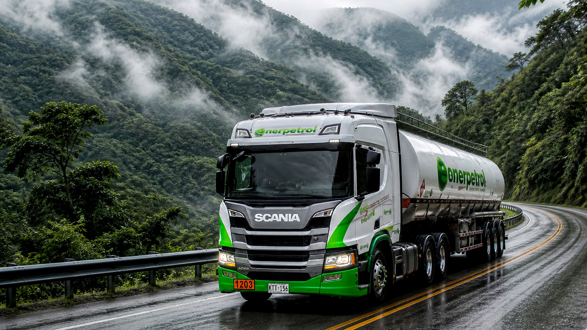 Carrotanque Enerpetrol en ruta de montaña