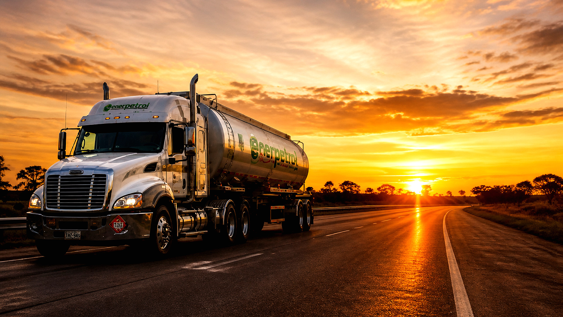 Carrotanque Enerpetrol en carretera al atardecer — conectando destinos