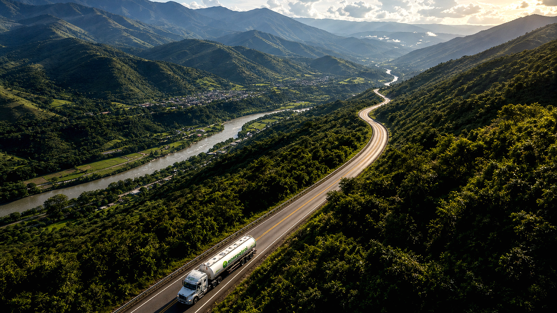 Vista aérea con dron: carrotanque Enerpetrol y carretera de montaña al horizonte